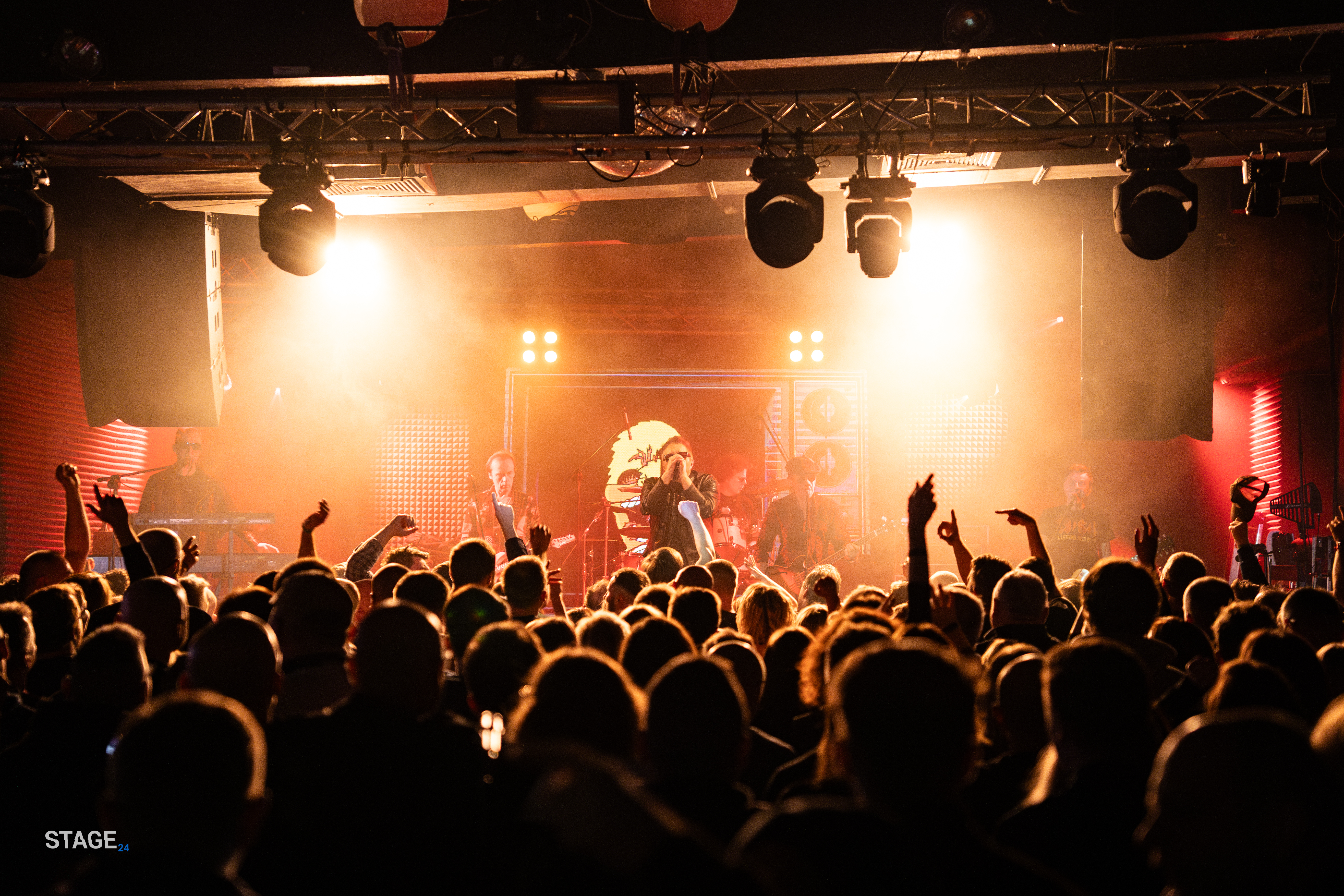 15 listopada rzeszowski klub studencki gościł legendę polskiego rocka. Wieczór przyciągnął tłumy, a klub wypełnił się po brzegi fanami, którzy przyszli posłuchać swoich ulubionych utworów na żywo. Atmosfera wieczoru i nieśmiertelne przeboje sprawiły, że występ na długo pozostanie w pamięci.