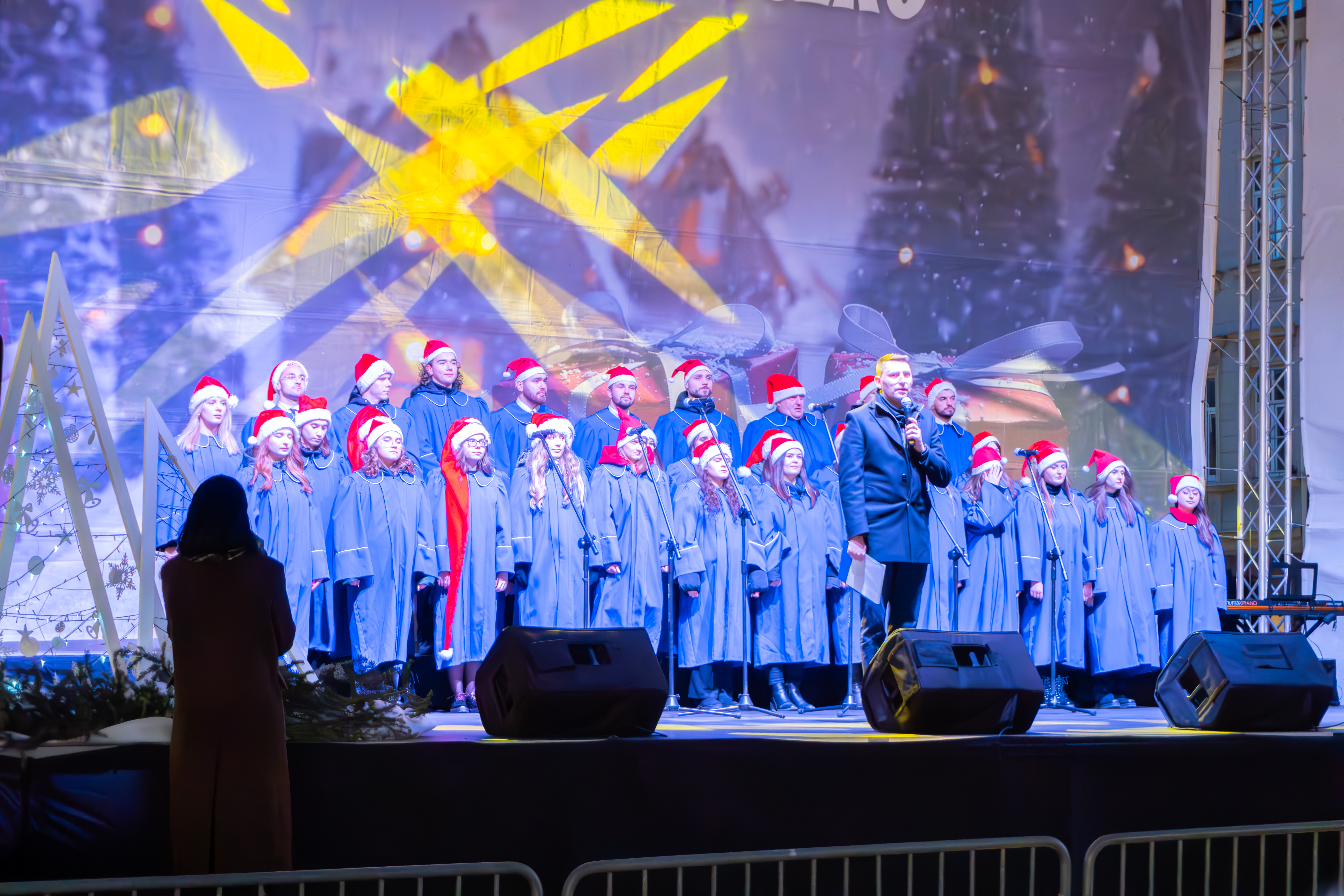 Świąteczny rynek przeszedł przemianę, gdzie mieszkańcy i goście mogli wspólnie kolędować, kosztować tradycyjnych potraw oraz podziwiać świąteczne dekoracje. Wydarzenie obfitowało w atrakcje dla każdego – od występów lokalnych artystów, po specjalną strefę dla najmłodszych i darmowy poczęstunek.